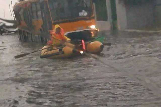 San Girolamo si allaga e un uomo torna a casa in gommone: foto